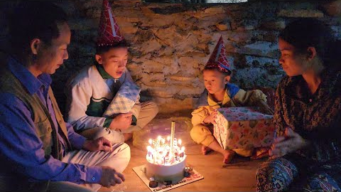 The joy of two orphan brothers when receiving birthday gifts on Christmas day. Ly Tieu Quy