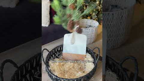 Make a holiday wine gift basket for the wine-lover in your life! 🍷🎁 This is such a simple gift