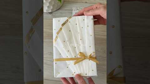 Learn how to pleat-wrap a gift! Simple and elegant style #how #gift #giftwrapping #wrapping #pleated