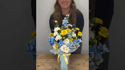 🎁Elevate your gifting game with this unique wine & flower wrap! #diy #tutorial #giftideas #florist