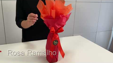 How to gift wrap a bottle with tissue paper 2 colors \VERY EASY