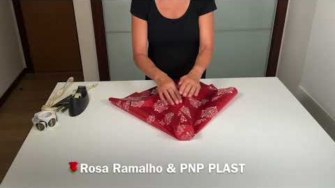 Gift wrap a bottle of wine//gift wrapping ideas #wrappingabottle #giftwrappingtutorial